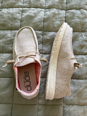 NEW Hey Dude Wendy Chambray White Nut Slip-On Shoes Men’s Size 8 Lightweight